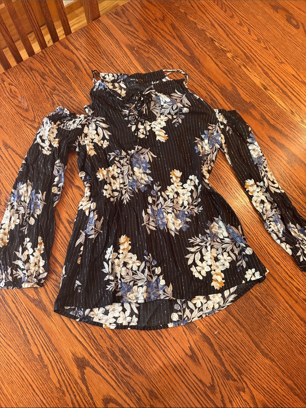 Miss Me Women’s Black Floral Cold-Shoulder Blouse
